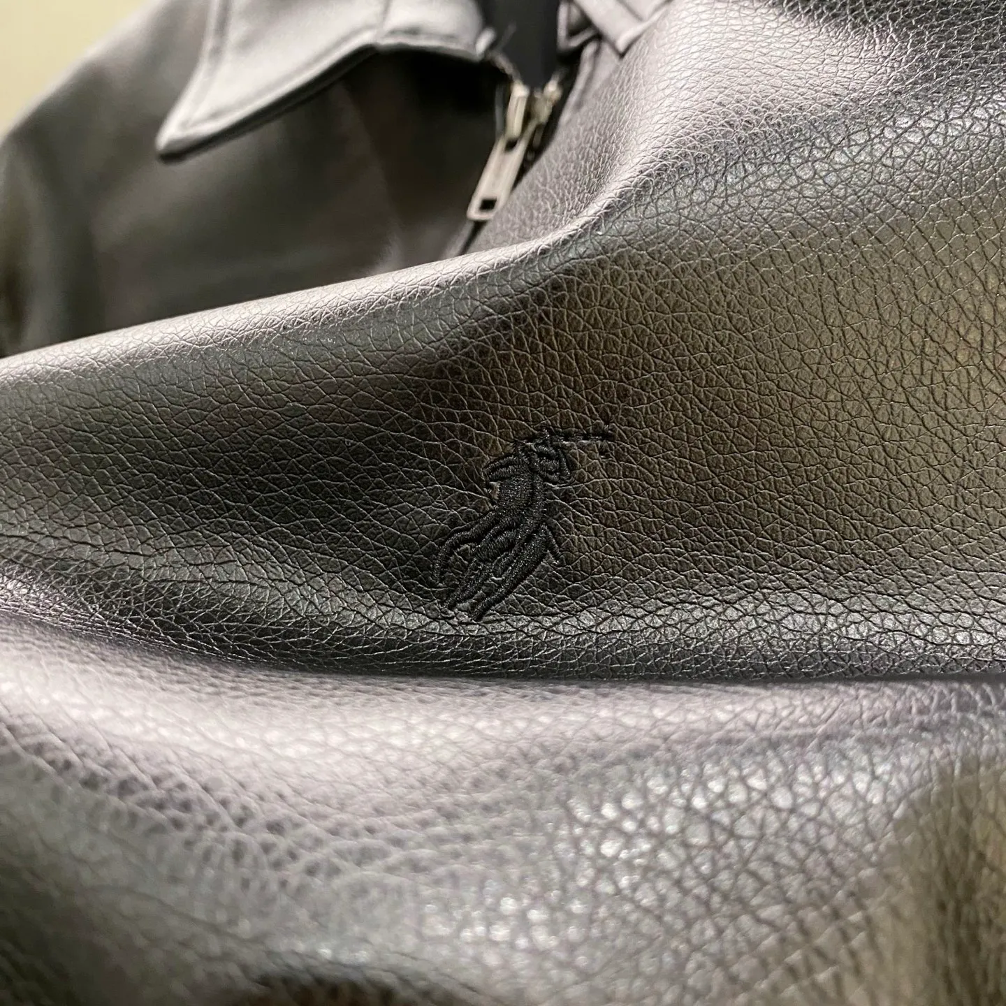 P430 Polo Ralph Lauren zipper solid color lapel long-sleeved leather single jacket men's black simple quality style, the fabric is simulated pebbled leather, the version is customized from the original version, the three-dimensional tailoring is not too loose! ! Custom molded zippers! ! The brand's meticulous three-dimensional equestrian embroidery on the chest is super delicate! ! Customized collar label, QR code can be scanned! ! Three pieces of leather are spliced ​​on the back body, and there are custom buttons on the hem to adjust the tightness! A must-have for stylish men Color: Black Size: S-XL (four sizes available) S M L XL Bust: 118 122 126 130 Shoulder width: 49.6 50.8 52 53 Length: 68 70 72 74 Sleeve length: 62 63 64 65
